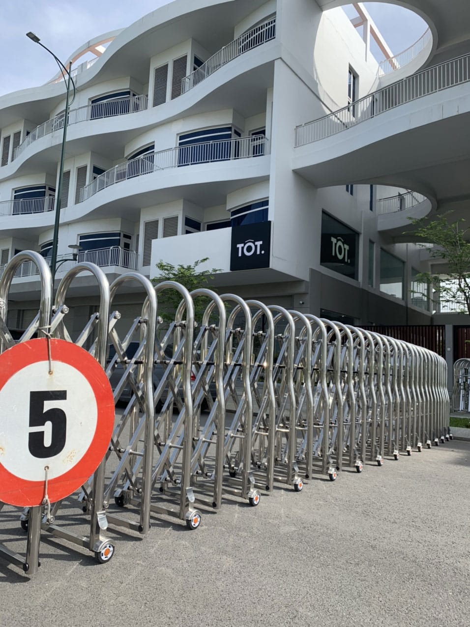 Cổng xếp Inox Bình Dương Khu Đô Thị Mới